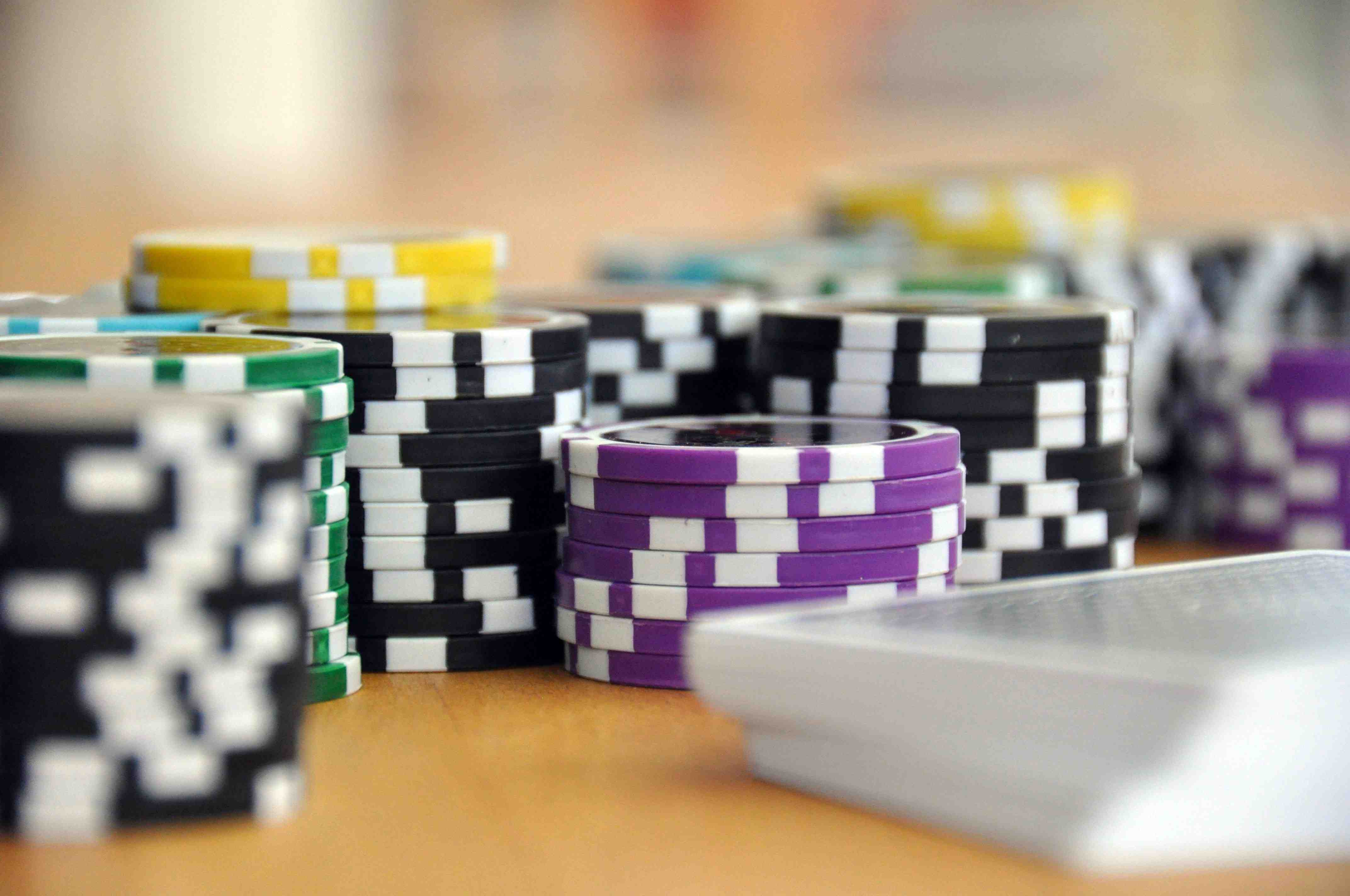 မြန်မာ ကတ်ဂိမ်း APP မိုဘိုင်းဖုန်းဖြင့် Blackjack Dragon Tiger ကစားနေစဉ်